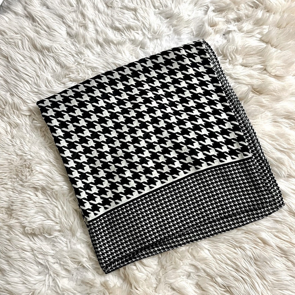 NWOT Cream and black houndstooth scarf size 68” x 34” - Picture 2 of 4